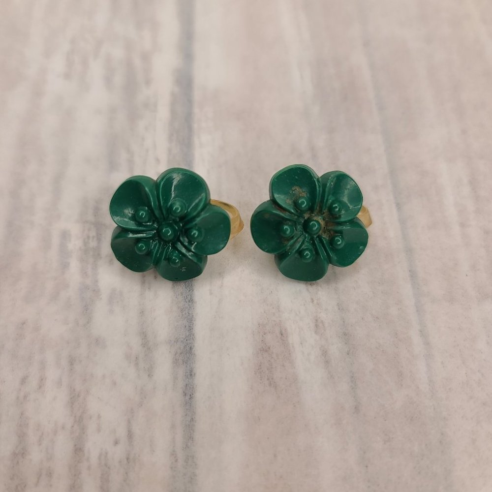 Celluloid Plastic Hibiscus Flower Earrings in Kelly Green - Vintage, Tiki, Clips